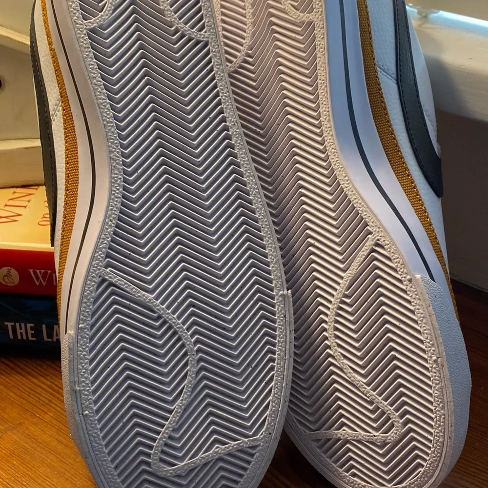 NEW fabulous Nike white and black with a copper stripe Big Swoosh Classic Size 8 - Picture 6 of 11